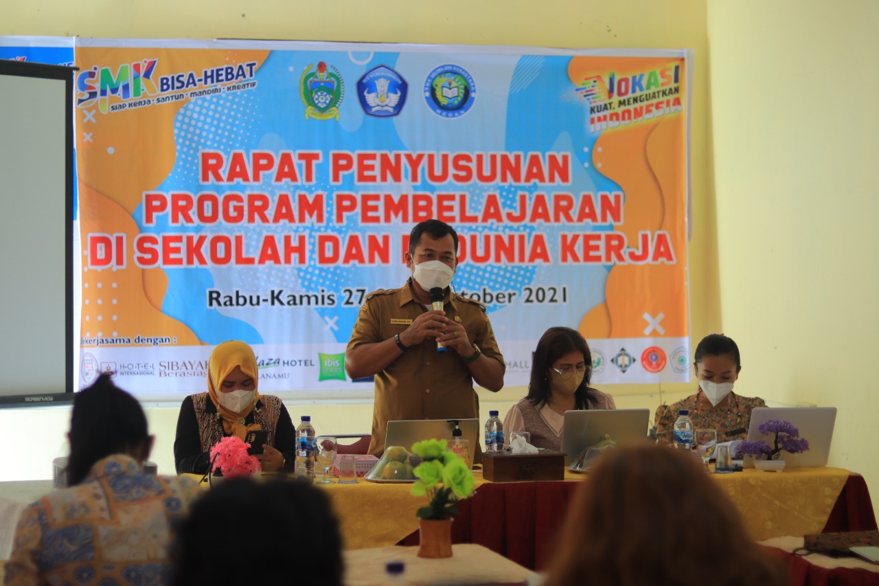Workshop Penyusunan Program pembelajaran Sekolah Dan Dunia Kerja SMk Gelora jaya Nusantara Medan, Program SMK Pusat keunggulan